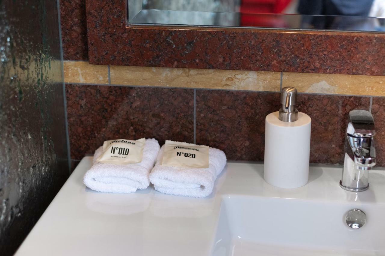 Old Bank Boutique Hotel มิตตากอง ภายนอก รูปภาพ